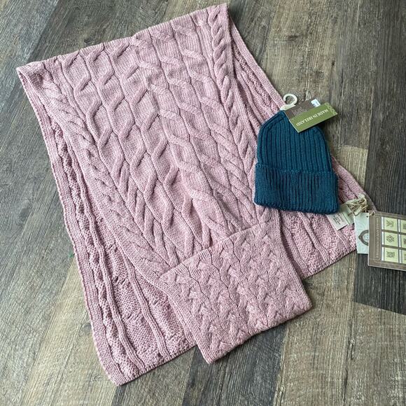 Aran Sweater Market Pull Through Cabled Shawl and a ribbed hat - Picture 7 of 9